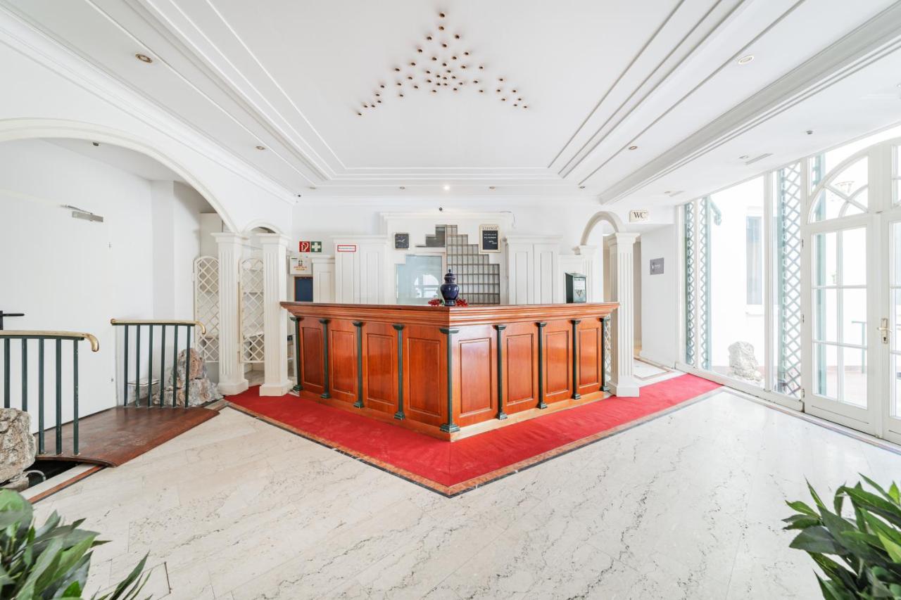 Self-Check-In Hotel Adlon Вена Экстерьер фото