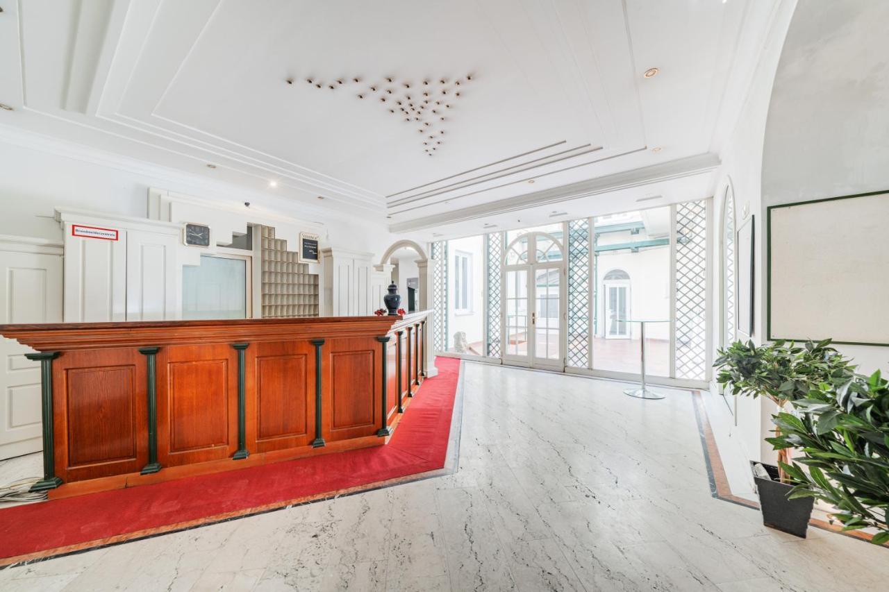 Self-Check-In Hotel Adlon Вена Экстерьер фото