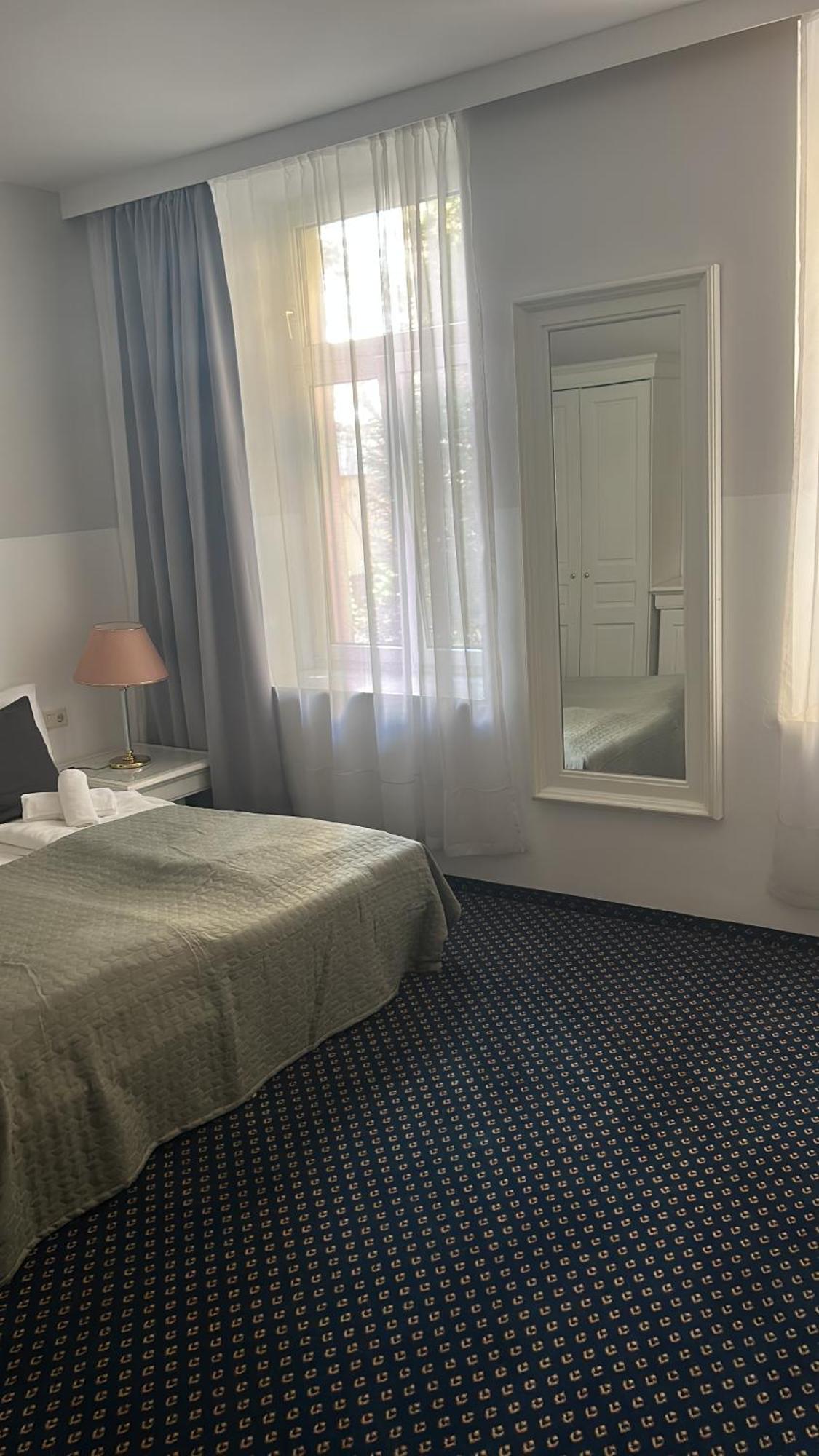 Self-Check-In Hotel Adlon Вена Экстерьер фото