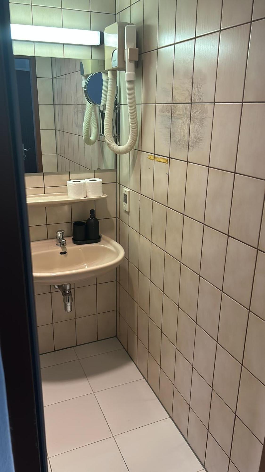 Self-Check-In Hotel Adlon Вена Экстерьер фото