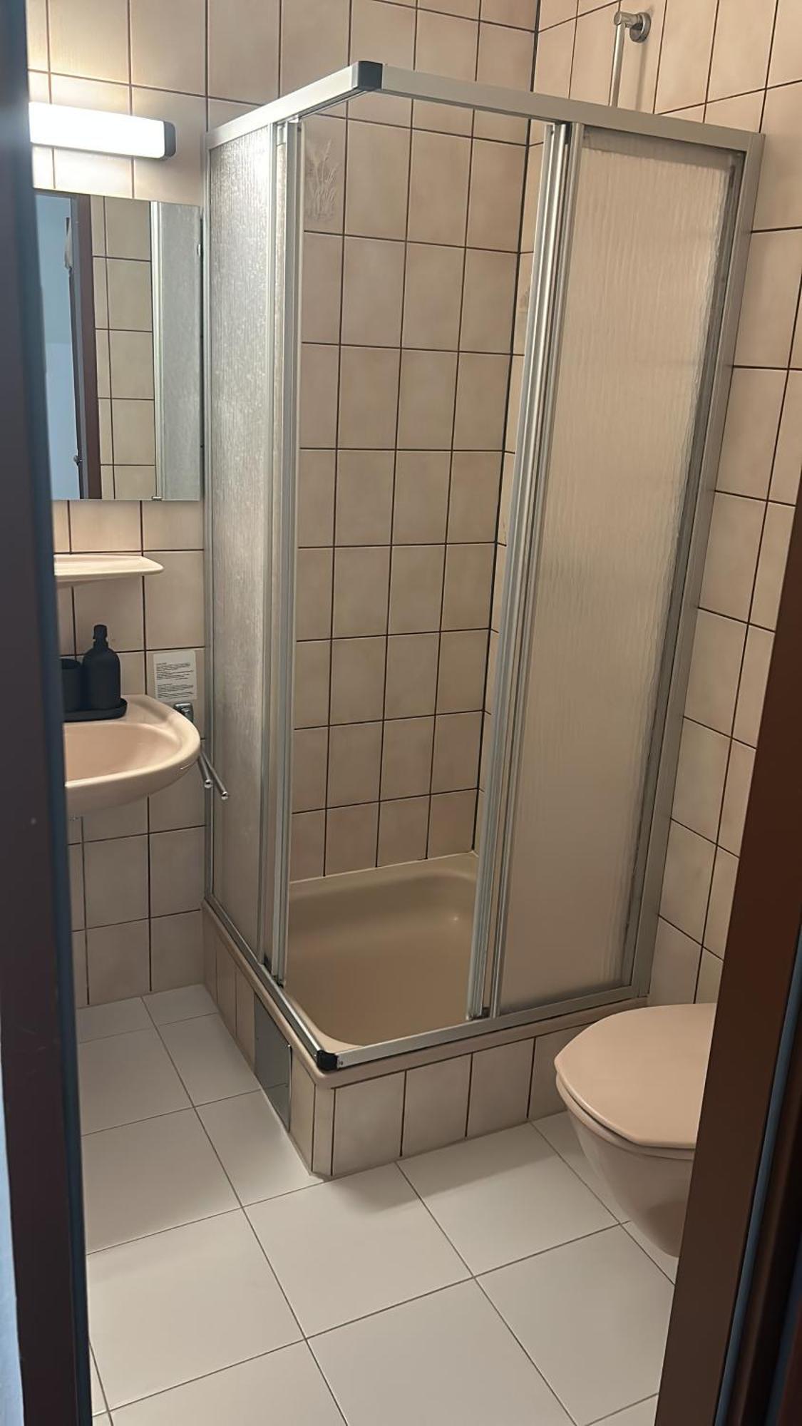 Self-Check-In Hotel Adlon Вена Экстерьер фото