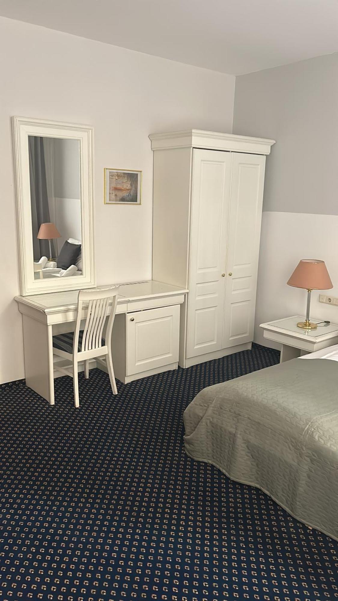 Self-Check-In Hotel Adlon Вена Экстерьер фото