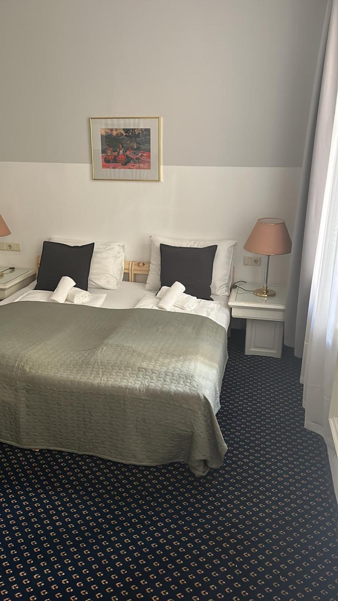 Self-Check-In Hotel Adlon Вена Экстерьер фото