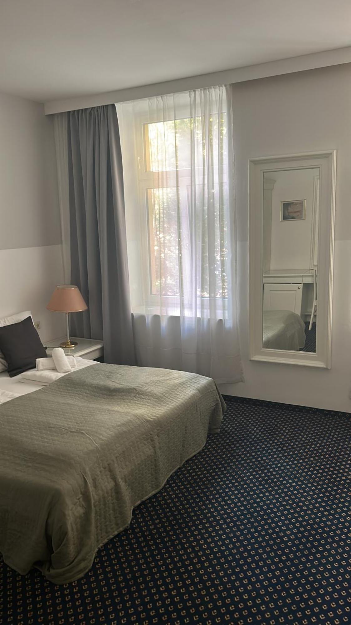 Self-Check-In Hotel Adlon Вена Экстерьер фото
