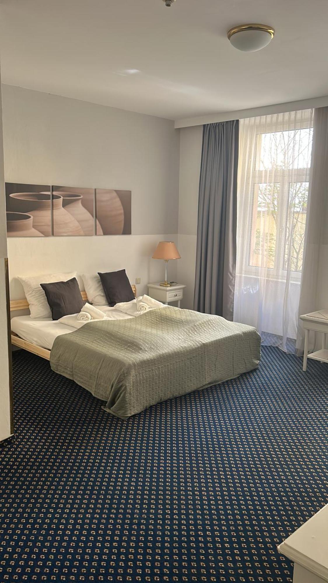 Self-Check-In Hotel Adlon Вена Экстерьер фото